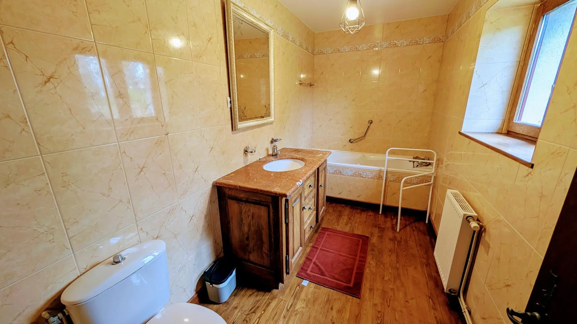 La Maison des Bois gîte du Domaine de Montintin à Chateau Chervix - salle de bains et wc 1er étage_13