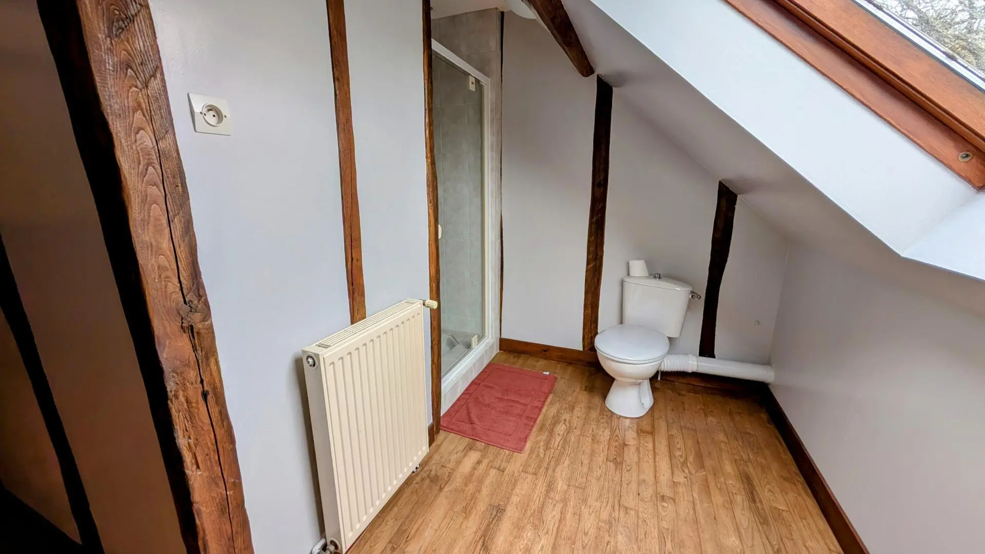 La Maison des Bois gîte du Domaine de Montintin à Chateau Chervix - salle d'eau 2nd étage_20