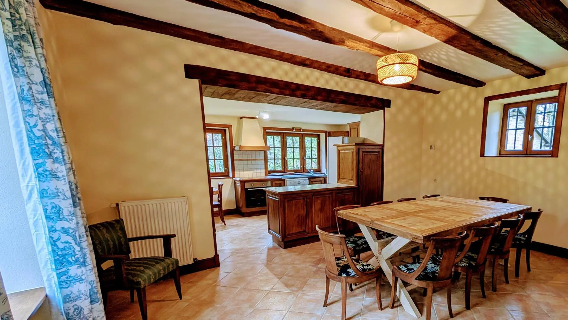 La Maison des Bois gîte du Domaine de Montintin à Chateau Chervix - salle à manger_4