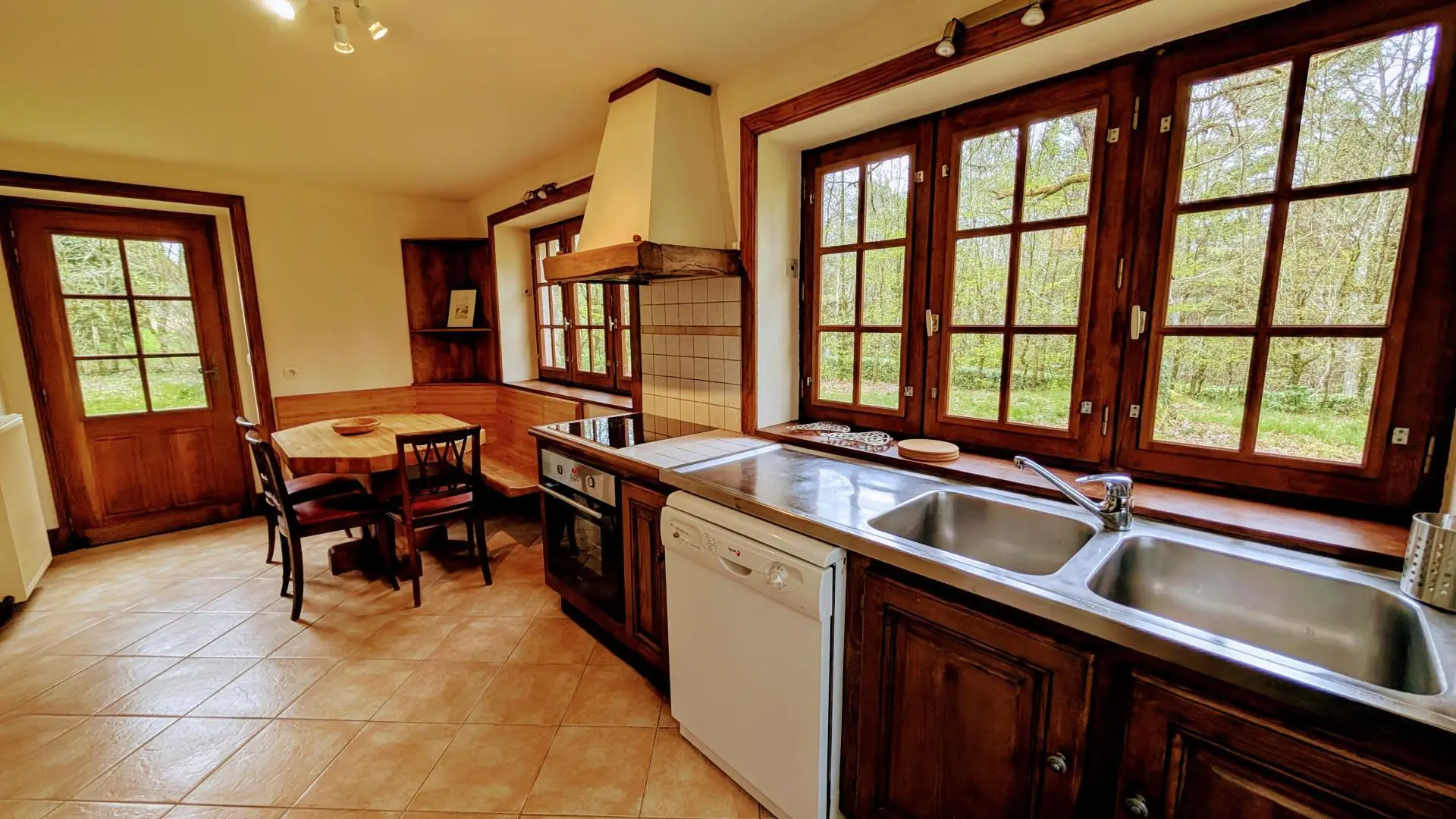 La Maison des Bois gîte du Domaine de Montintin à Chateau Chervix - cuisine_9