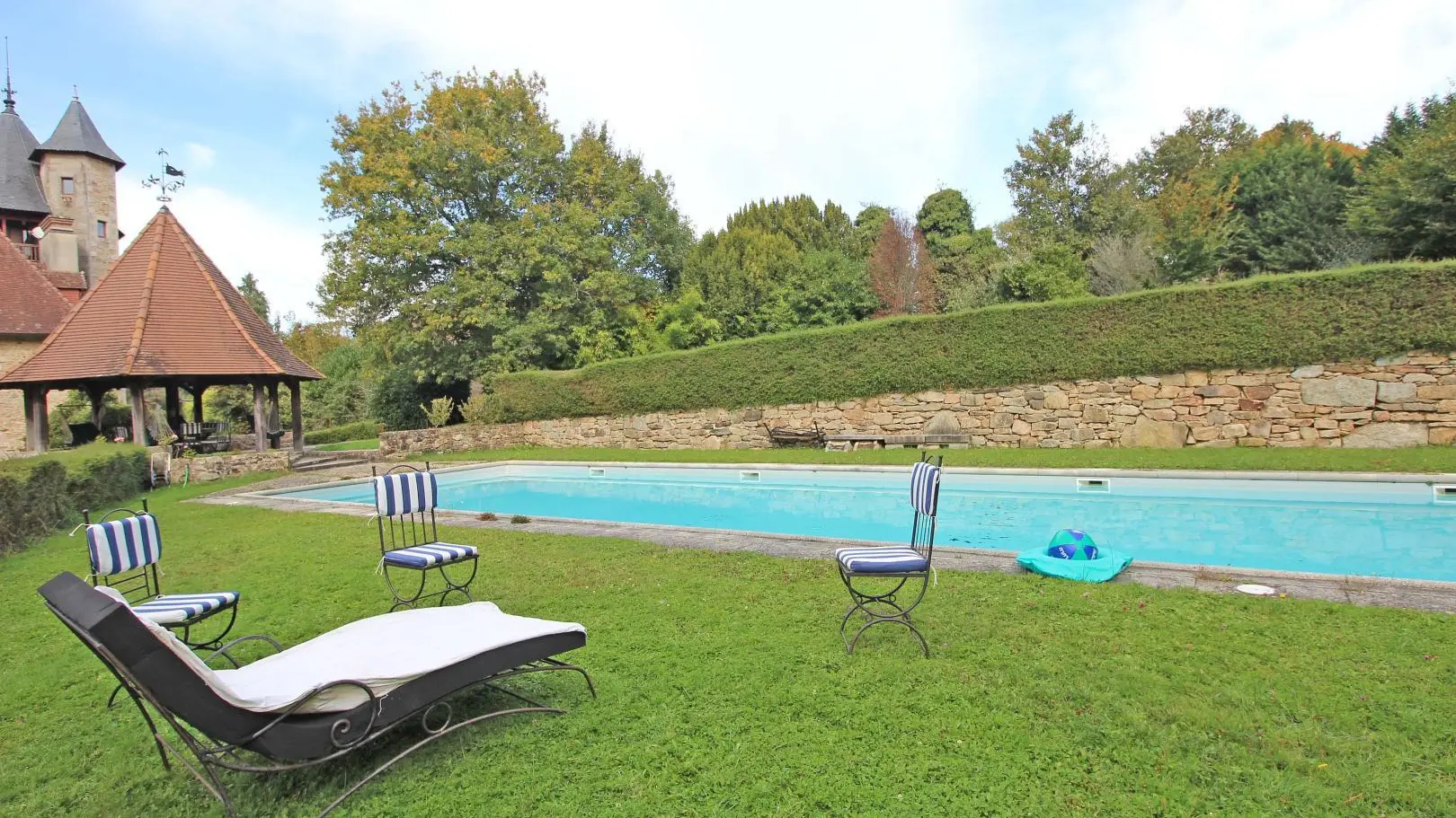 La Maison des Bois gîte du Domaine de Montintin à Chateau Chervix - la piscine_26