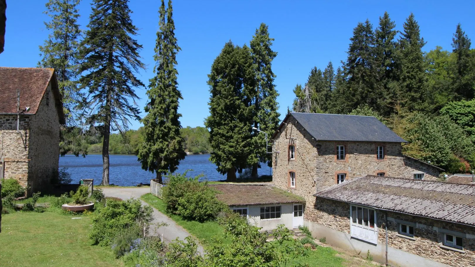 Gîte Le Moulin De Marsaguet à  Coussac Bonneval en Haute-Vienne (Limousin) - vue d'une chambre_26