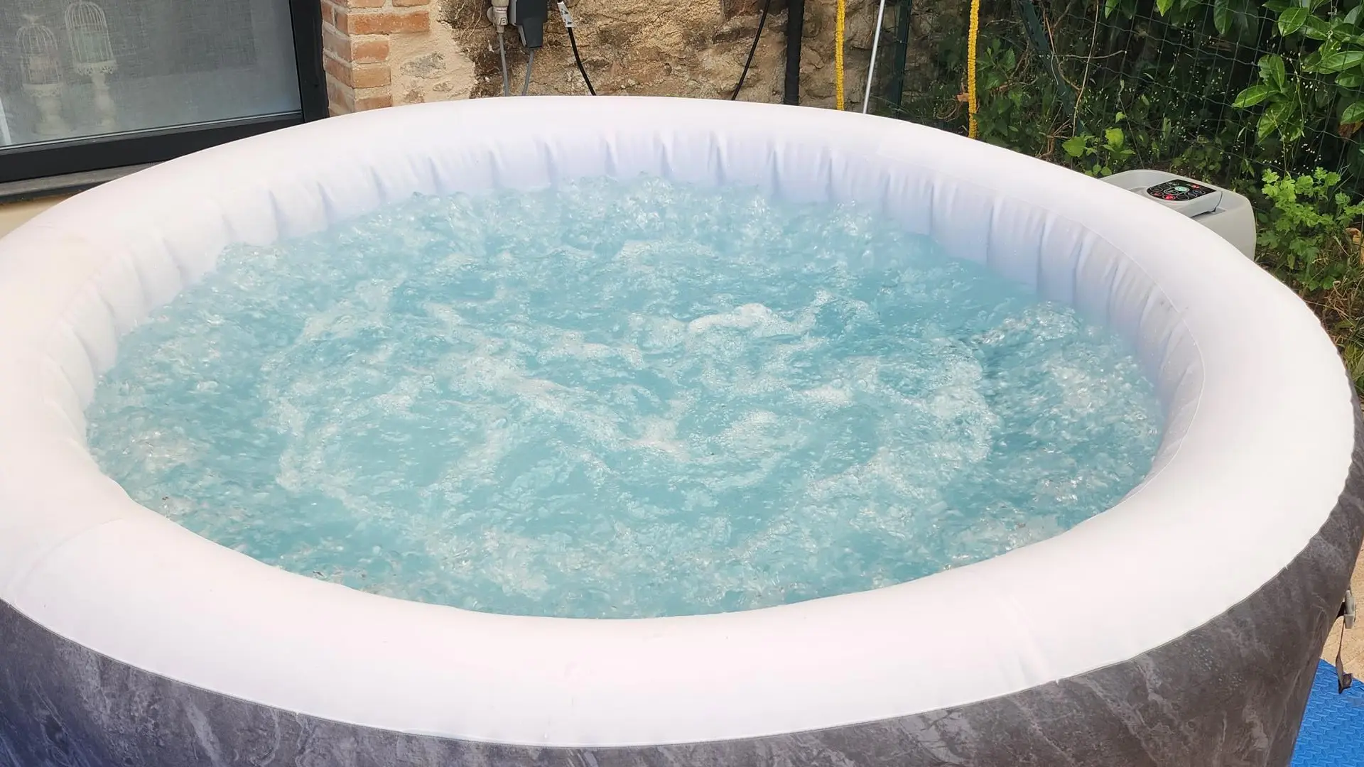 gite de la petite cascade à La Jaunie commune de La Meyze en Haute-Vienne - le SPA gonflable sur la terrasse_3