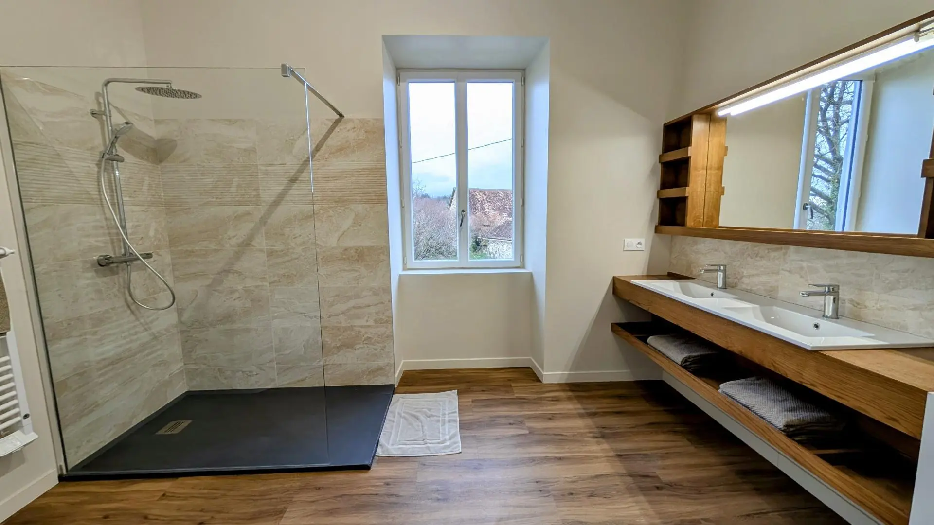 Le manoir de la Borie sur la commune de La Porcherie en Haute-Vienne - salle de bain commune 1er étage_38