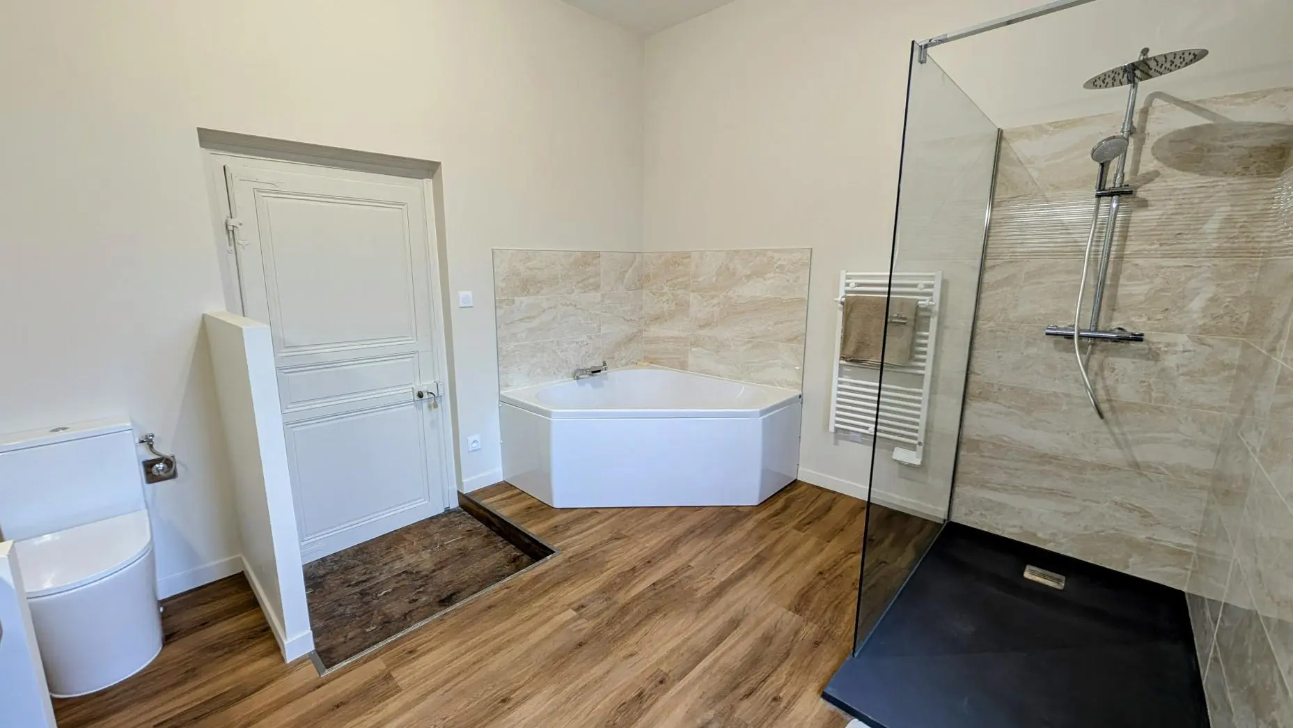 Le manoir de la Borie sur la commune de La Porcherie en Haute-Vienne - salle de bain commune 1er étage_37