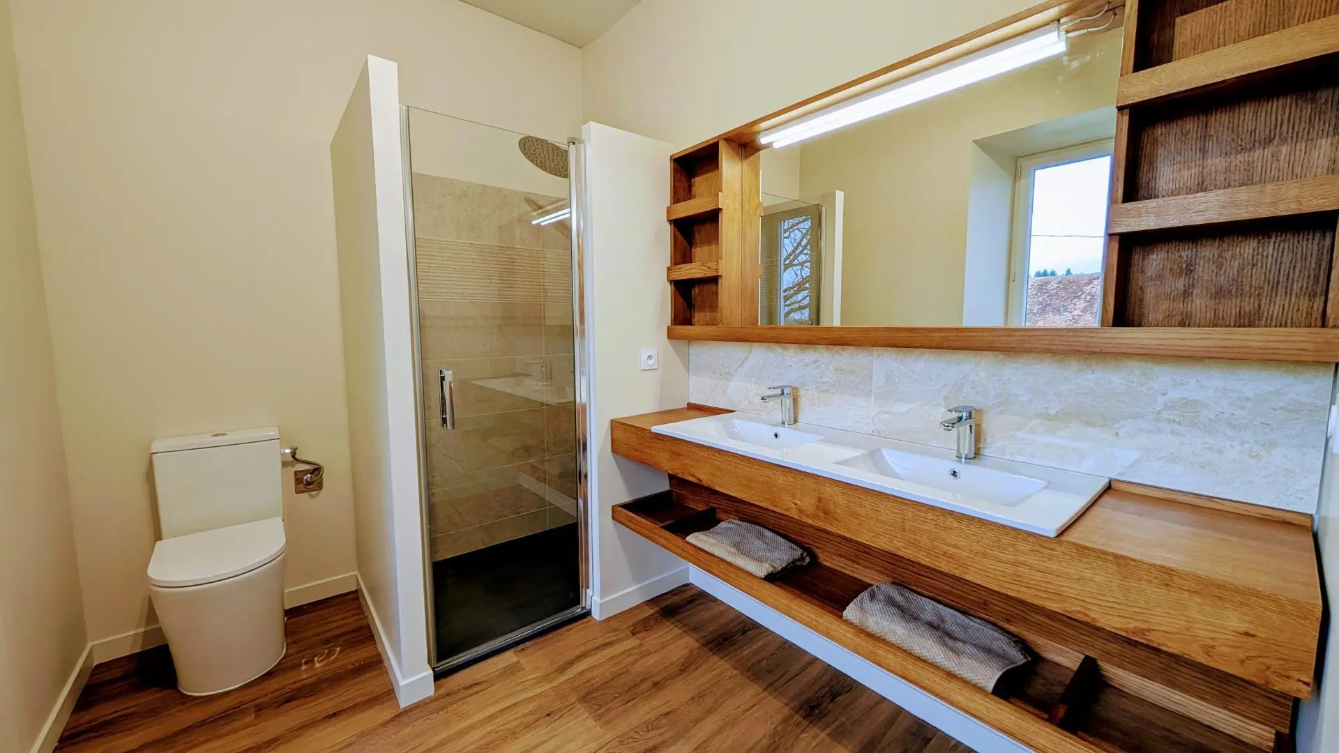 Le manoir de la Borie sur la commune de La Porcherie en Haute-Vienne - salle d'eau avec wc chambre 5_36