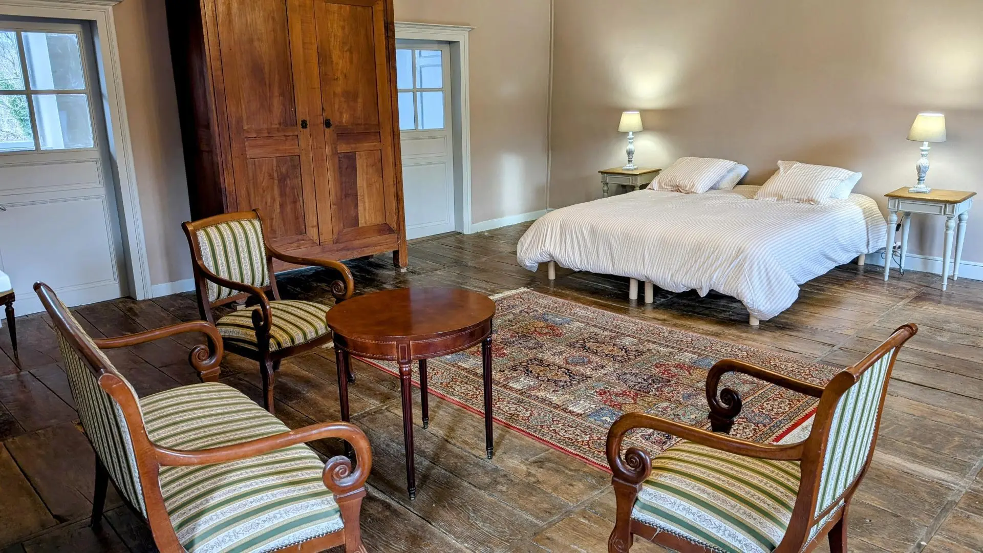 Le manoir de la Borie sur la commune de La Porcherie en Haute-Vienne - chambre 8 de 45 m² avec salon et kitchenette privée_41