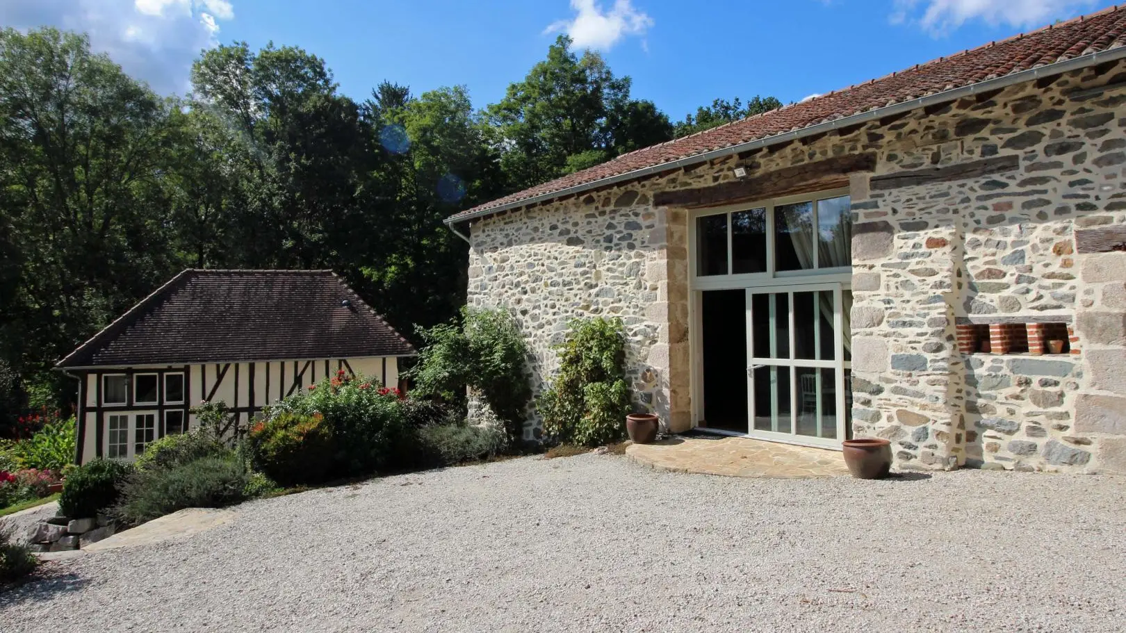 Gite Le Moulin à Nexon en Haute-Vienne (Nouvelle-Aquitaine - Limousin) - entrée salle de réception en option_43