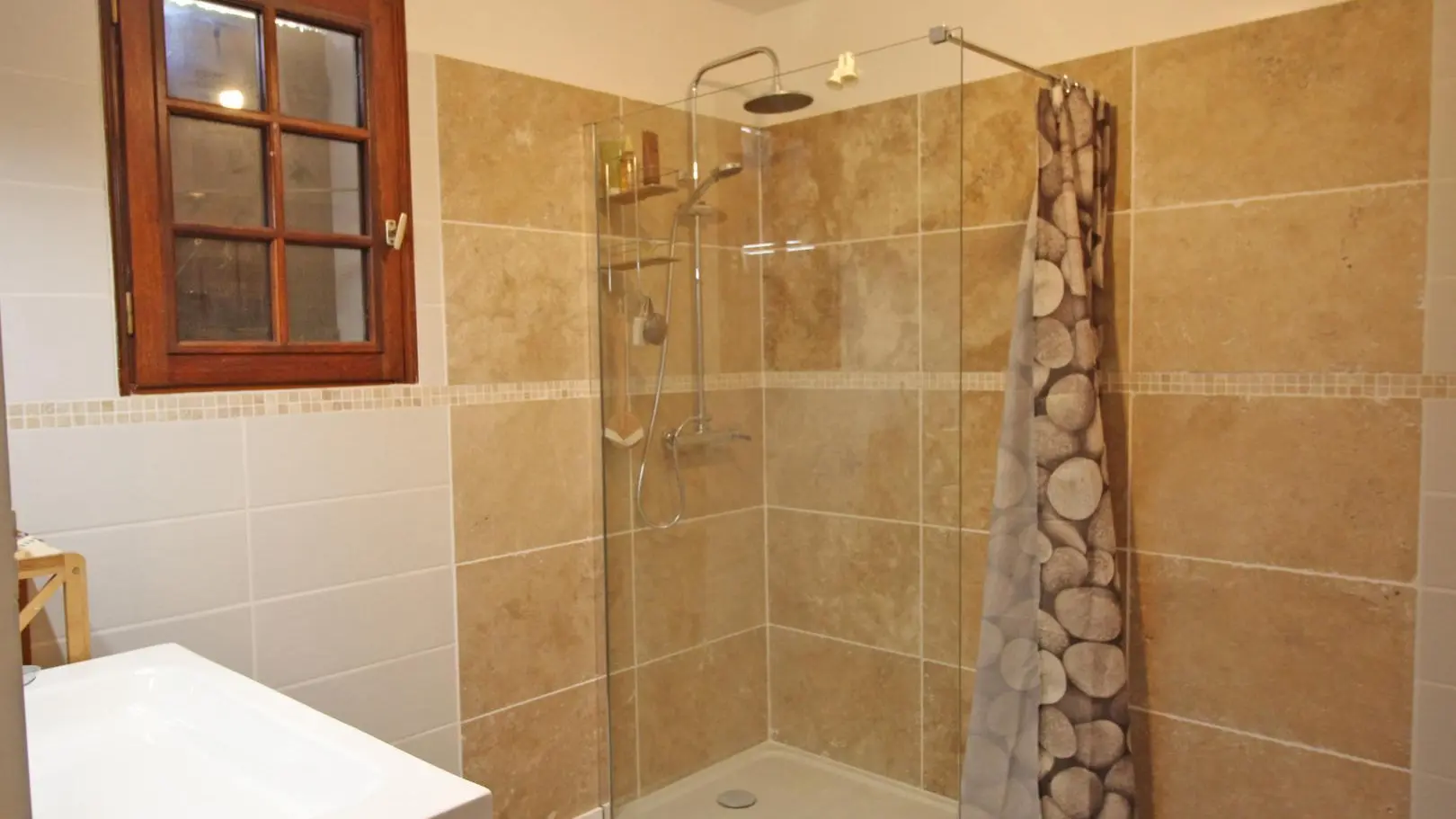 Gite du Clos du Got à Saint Yrieix La Perche en Haute-Vienne - la salle d'eau du rez de chaussée_14