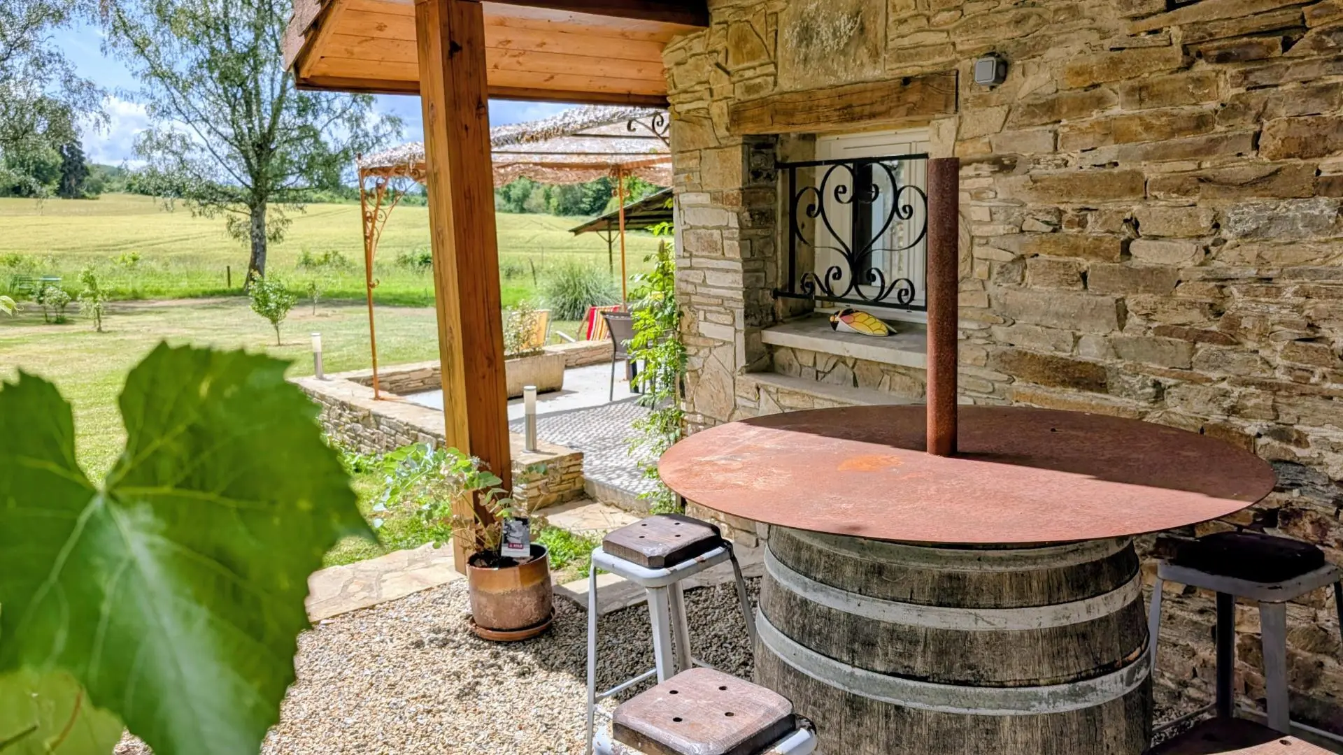 Gite du Clos du Got à Saint Yrieix La Perche en Haute-Vienne - petite terrasse couverte au pignon_18
