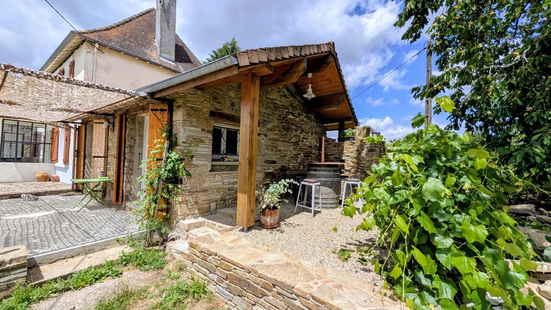 Gite du Clos du Got à Saint Yrieix La Perche en Haute-Vienne - petite terrasse couverte au pignon_17