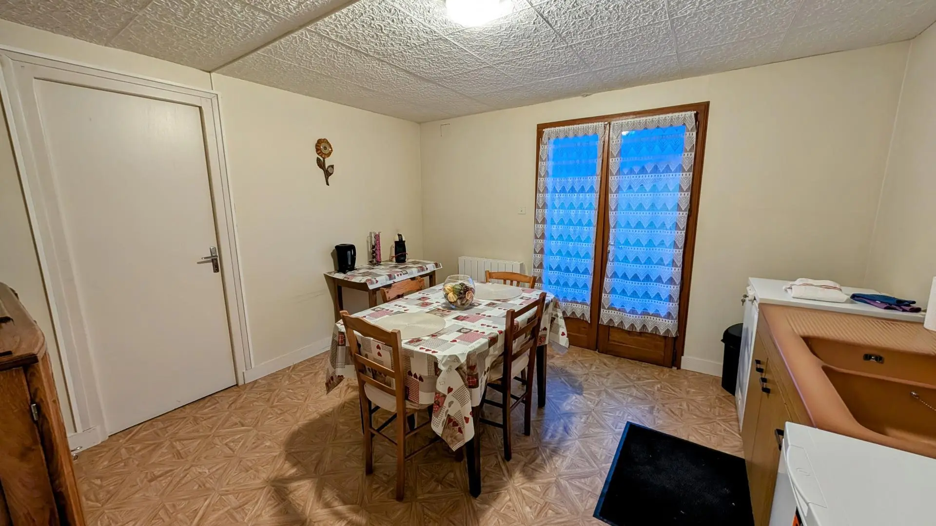 Gite du Fer à Cheval - commune de Saint Yrieix La Perche en Haute-Vienne - Nouvelle Aquitaine - cuisine séjour du rez de jardin_13