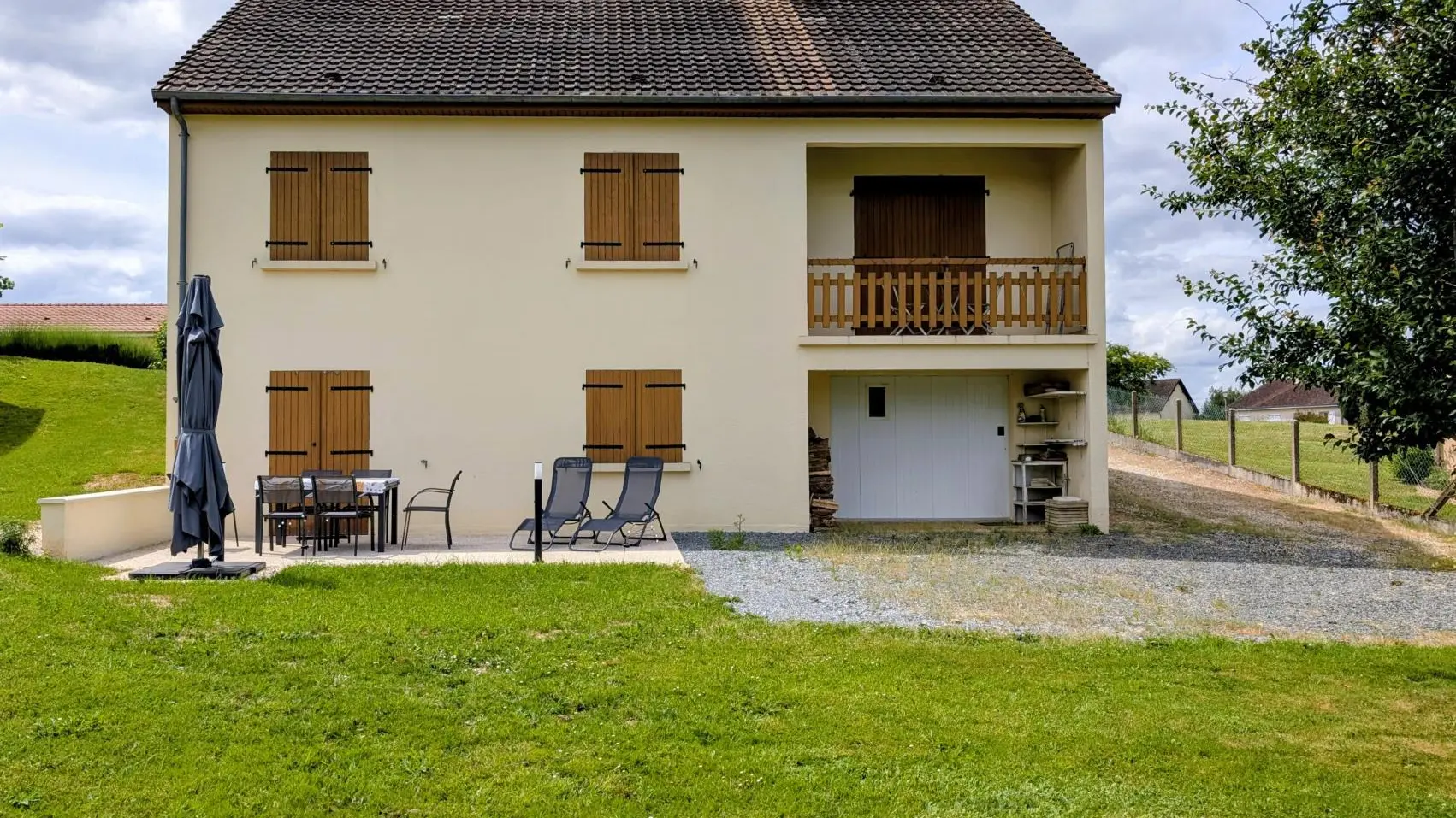 Gite du Fer à Cheval - commune de Saint Yrieix La Perche en Haute-Vienne - Nouvelle Aquitaine - terrasse et terrain à l'arrière_2