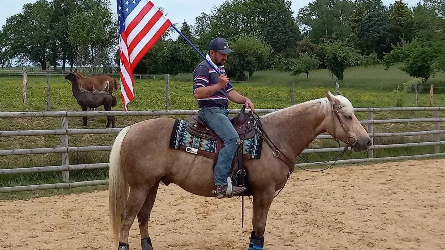 FABIEN ET UN DE NOS CHEVAUX ECOLE  HAPPY _48