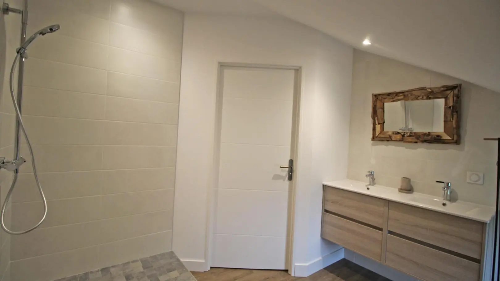 Gîte 'La réserve' à Saint Yrieix la Perche en Haute-Vienne (Nouvelle Aquitaine)
SALLE D'EAU A L'ETAGE_35