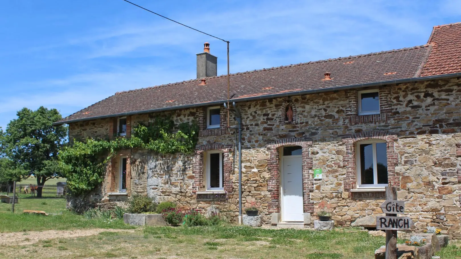 Gîte 'La réserve' à Saint Yrieix la Perche en Haute-Vienne (Nouvelle Aquitaine)
LA FACADE AVEC SA COUR ET ZONE DE STATIONNEMENT_2