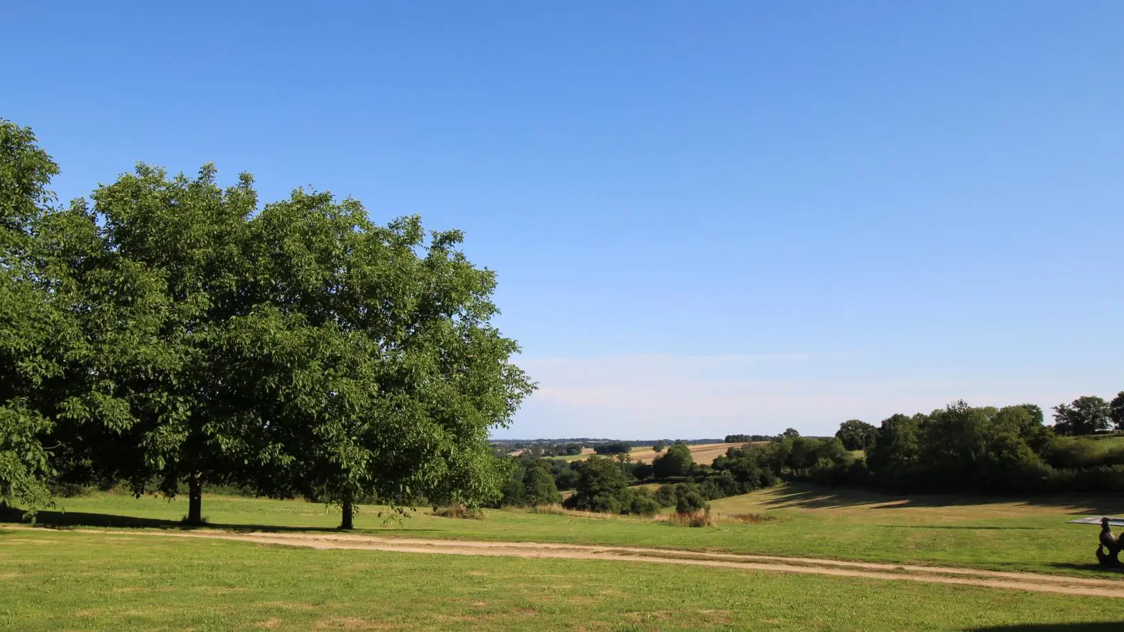 Vue sur la prairie,prise sur le seuil du gîte._17