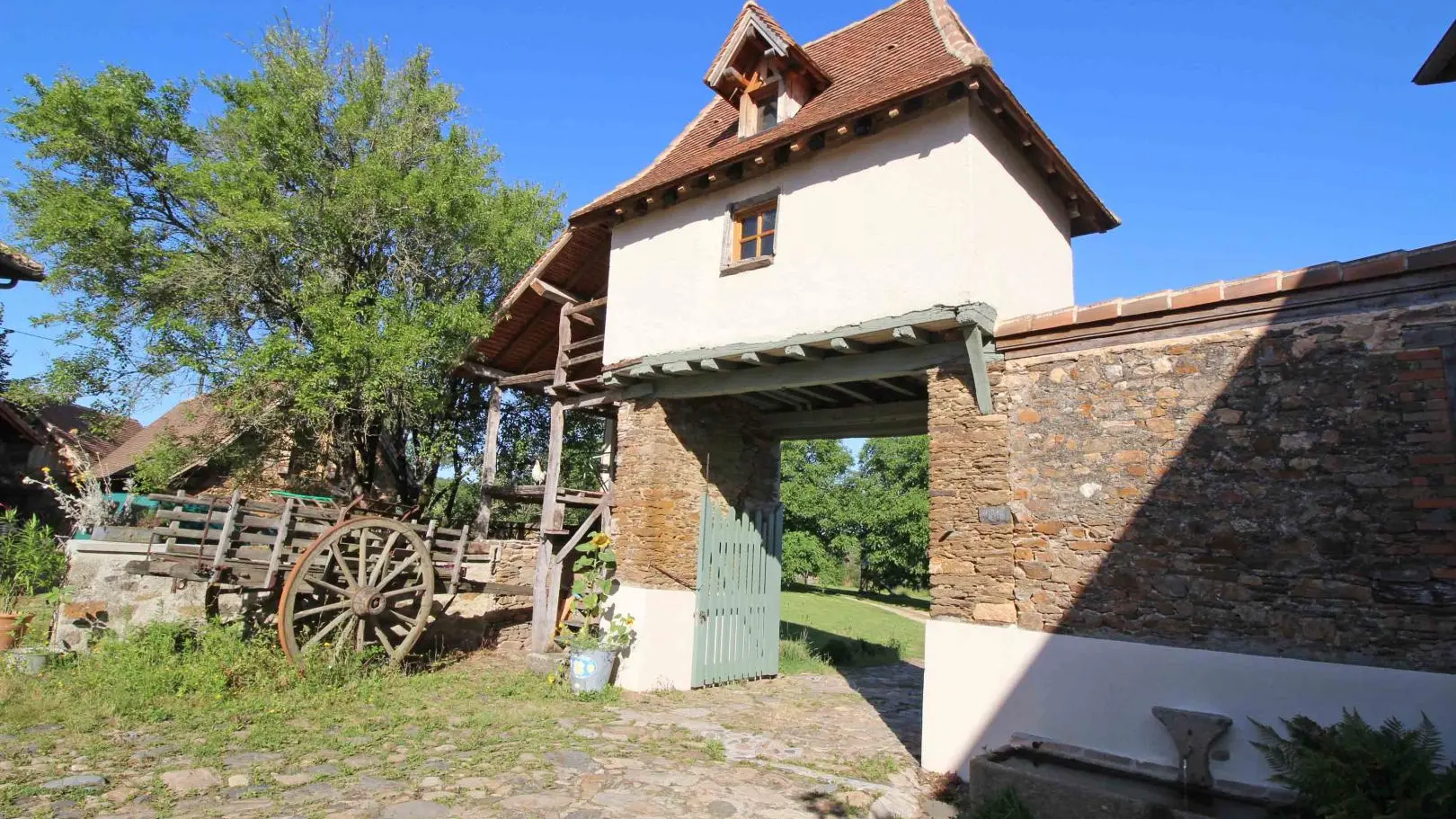 Le portail ouvert sur la prairie._16