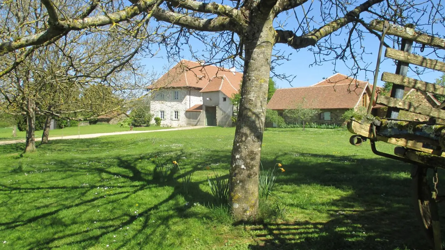 Entrée par la prairie._19