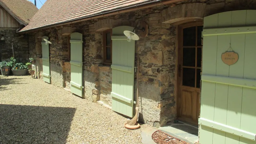 Le gîte, côté cour intérieure._8