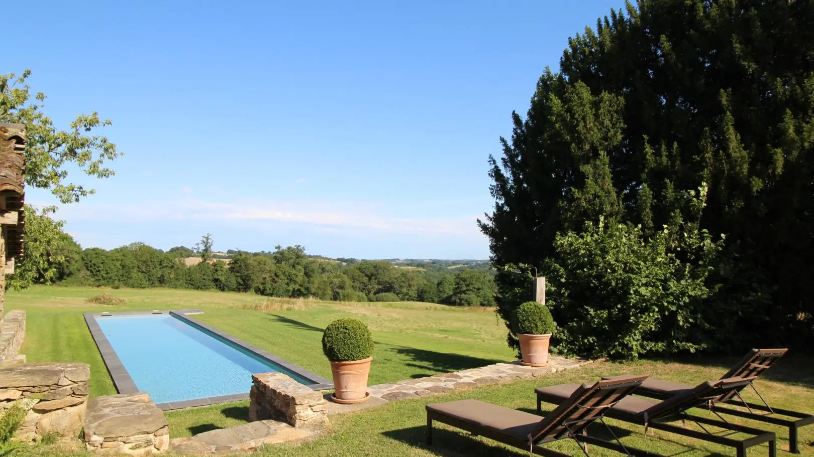 Le bassin de nage, vu du jardin._7