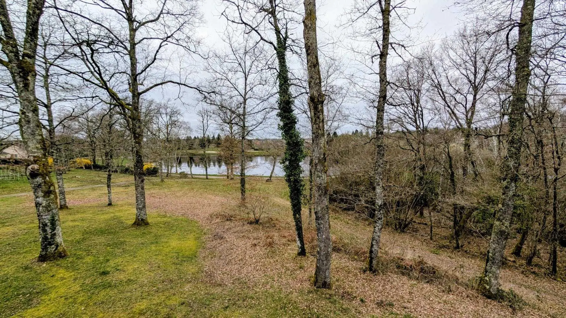 Gite Chavagnac - Etang de La Roche à Meuzac en Haute-Vienne (Limousin) - vue étage_3