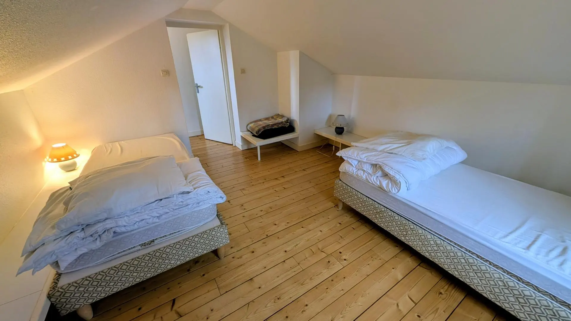 Gite Chavagnac - Etang de La Roche à Meuzac en Haute-Vienne (Limousin)- chambre mansardée étage_13