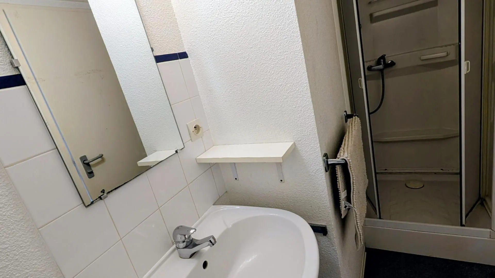 Gite Chavagnac - Etang de La Roche à Meuzac en Haute-Vienne (Limousin)- douche étage_11