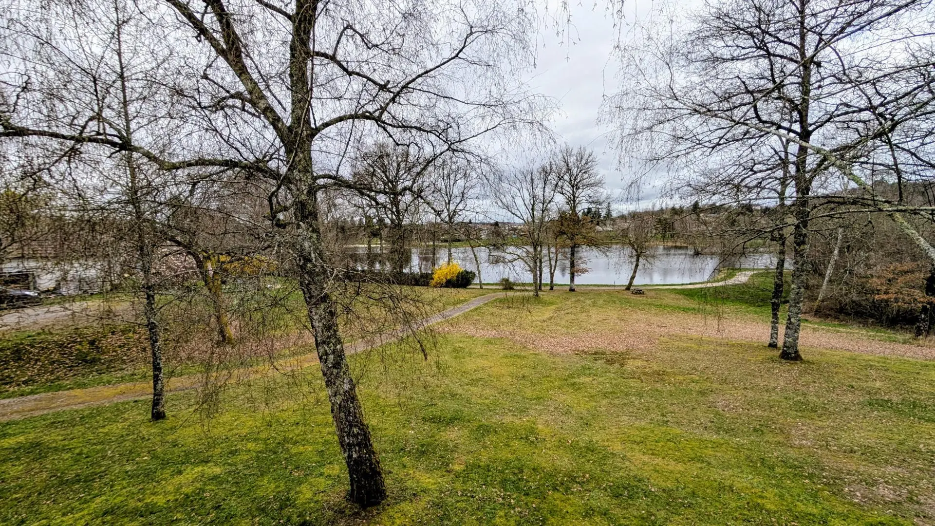 Gîte Basse Roche à Meuzac en Haute-Vienne - Limousin - vue de la chambre double_15