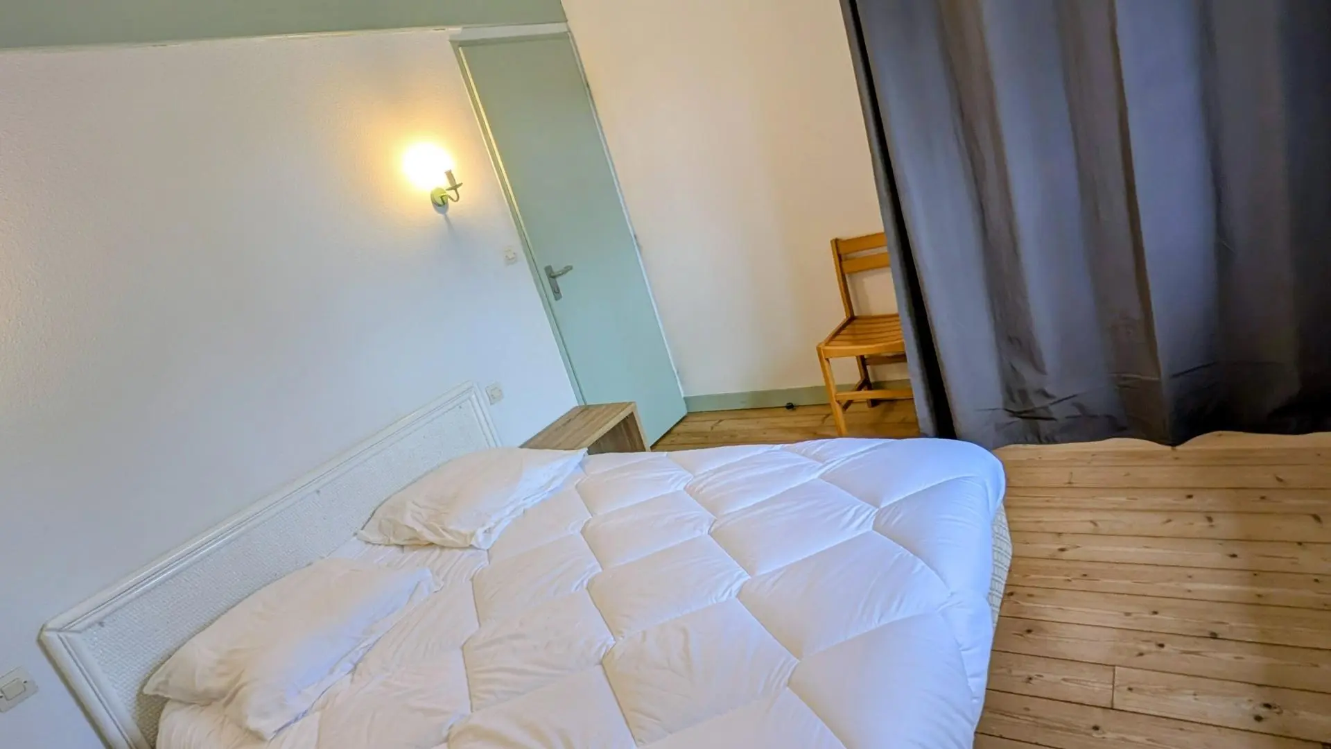 Gîte Basse Roche à Meuzac en Haute-Vienne - Limousin - chambre double étage_9