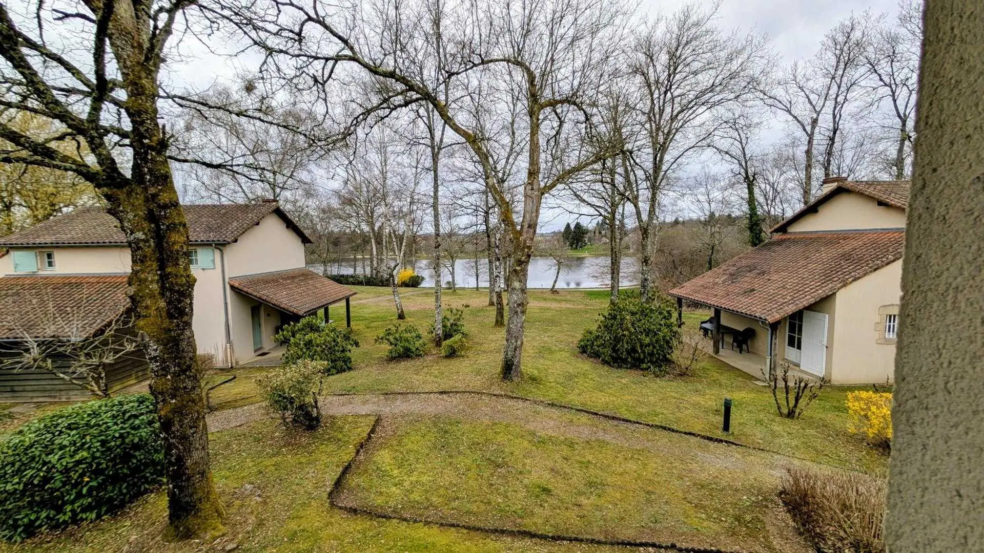 Gite Pierrelaine - Etang de La Roche à Meuzac en Haute-Vienne (Limousin)- vue chambre double_11