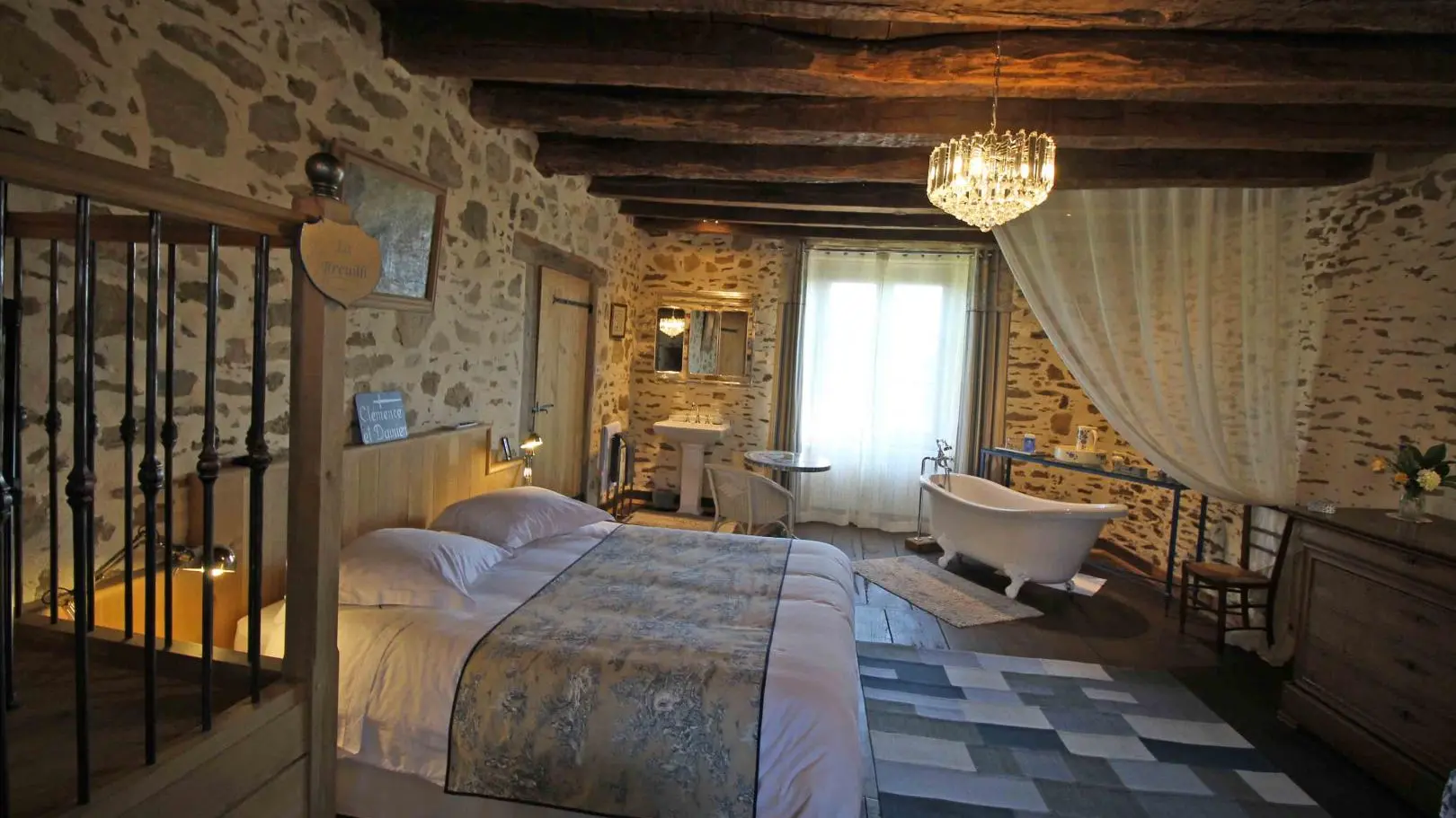 Chambre avec salle de bain intégrée._7