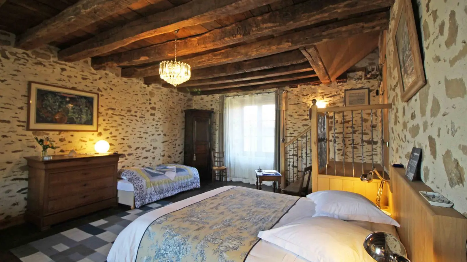 La chambre, vue du côté salle de bains._8