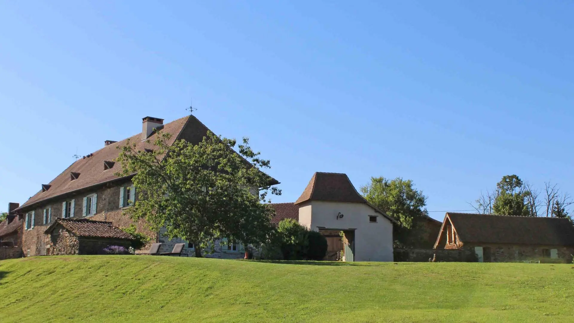 La propriété, vue de la prairie._3