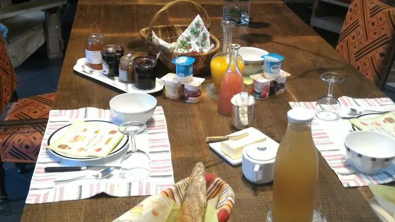 Petit déjeuner devant le feu de bois, en hiver._40