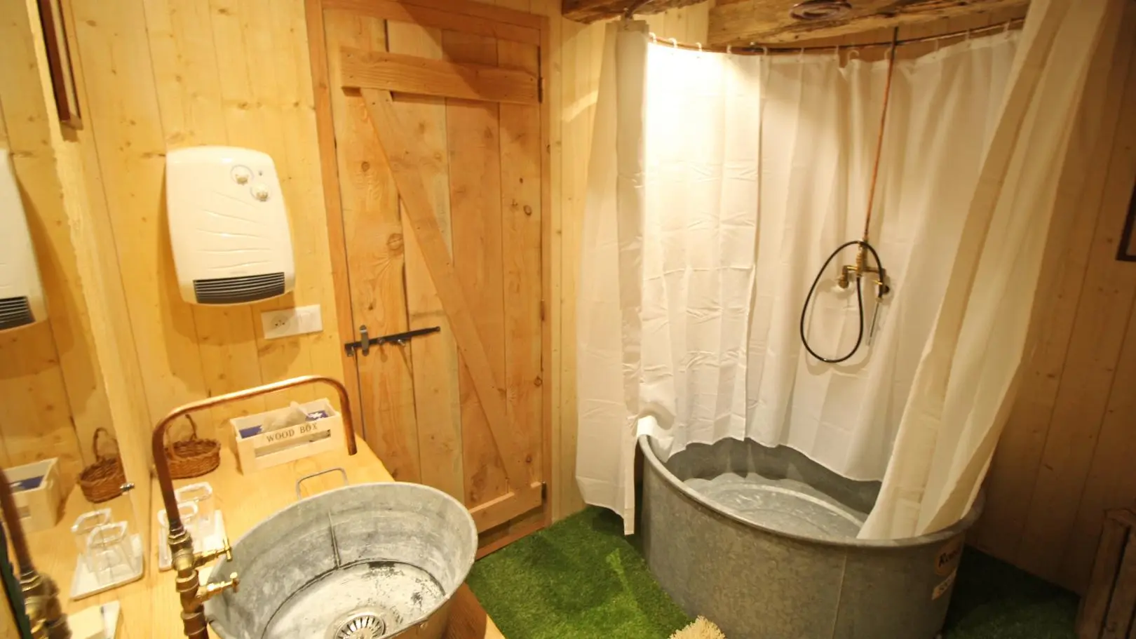 Les Hauts de Fressanges à Vicq sur breuilh - la chambre Grenier - salle d'eau_20