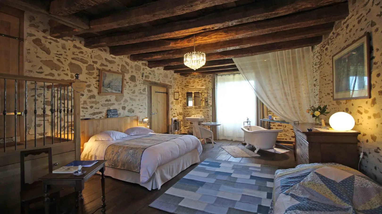 Chambre avec salle de bain intégrée._5