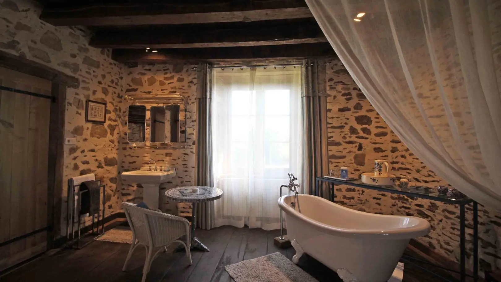 Salle de bains ouverte sur la chambre._9