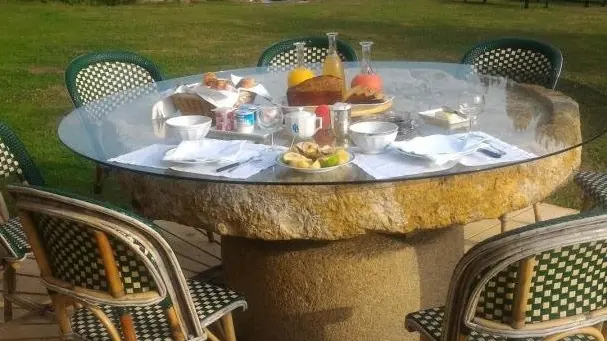 Petit déjeuner dehors aux beaux jours._39