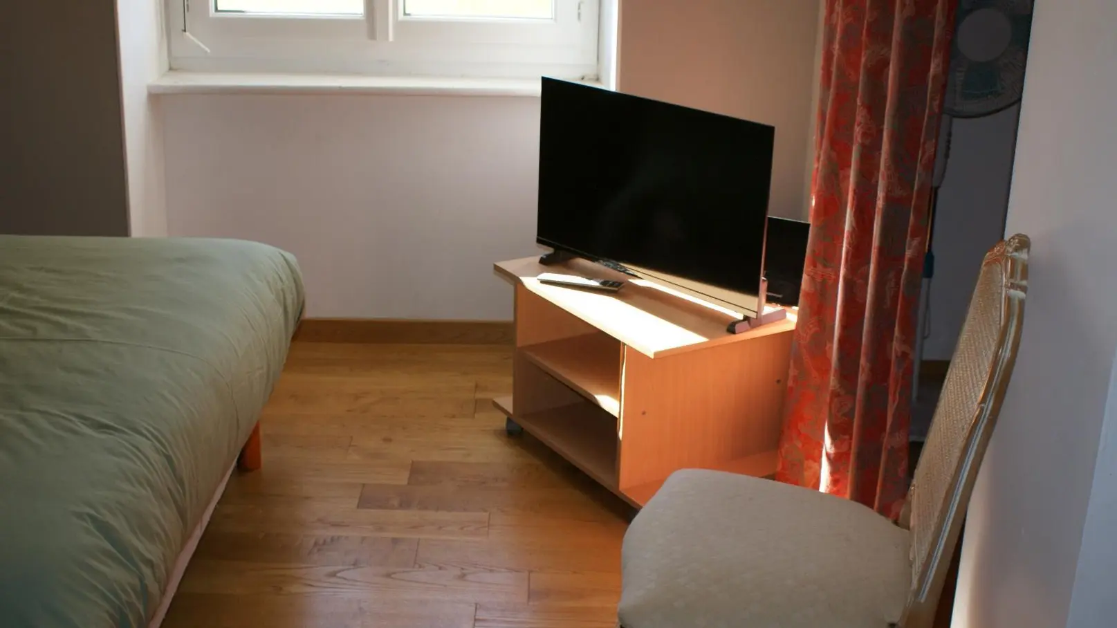 Télévision dans la chambre_13