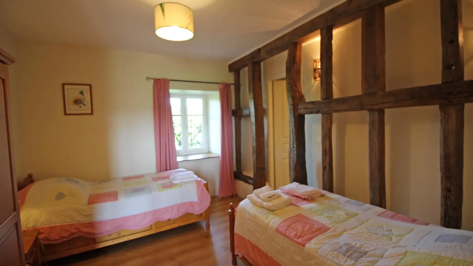 Gite La Feuillardière à Champagnac La Riviere en Haute-Vienne, chambre en bas deux lits_23