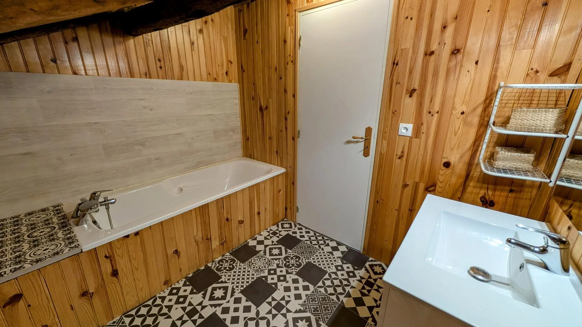 Gite du Canal à Brie, commune de Champagnac La Riviere en Haute-Vienne - salle de bains étage_15