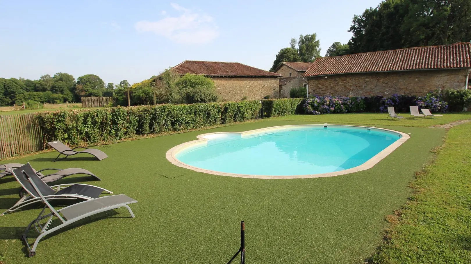 Gite Le Pressoir à Champagnac La Riviere en Haute-Vienne, piscine partagée au chateau_25