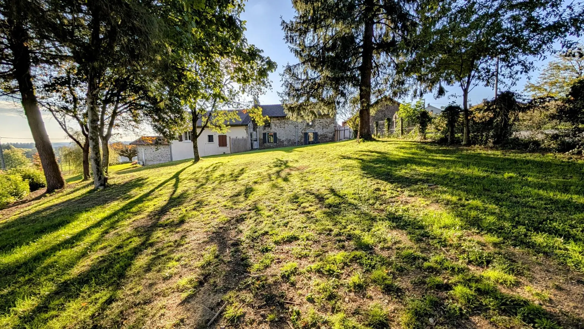 Gite de Belle Vue sur la commune de Dournazac en Haute-Vienne - Nouvelle Aquitaine - terrain côté Est_24