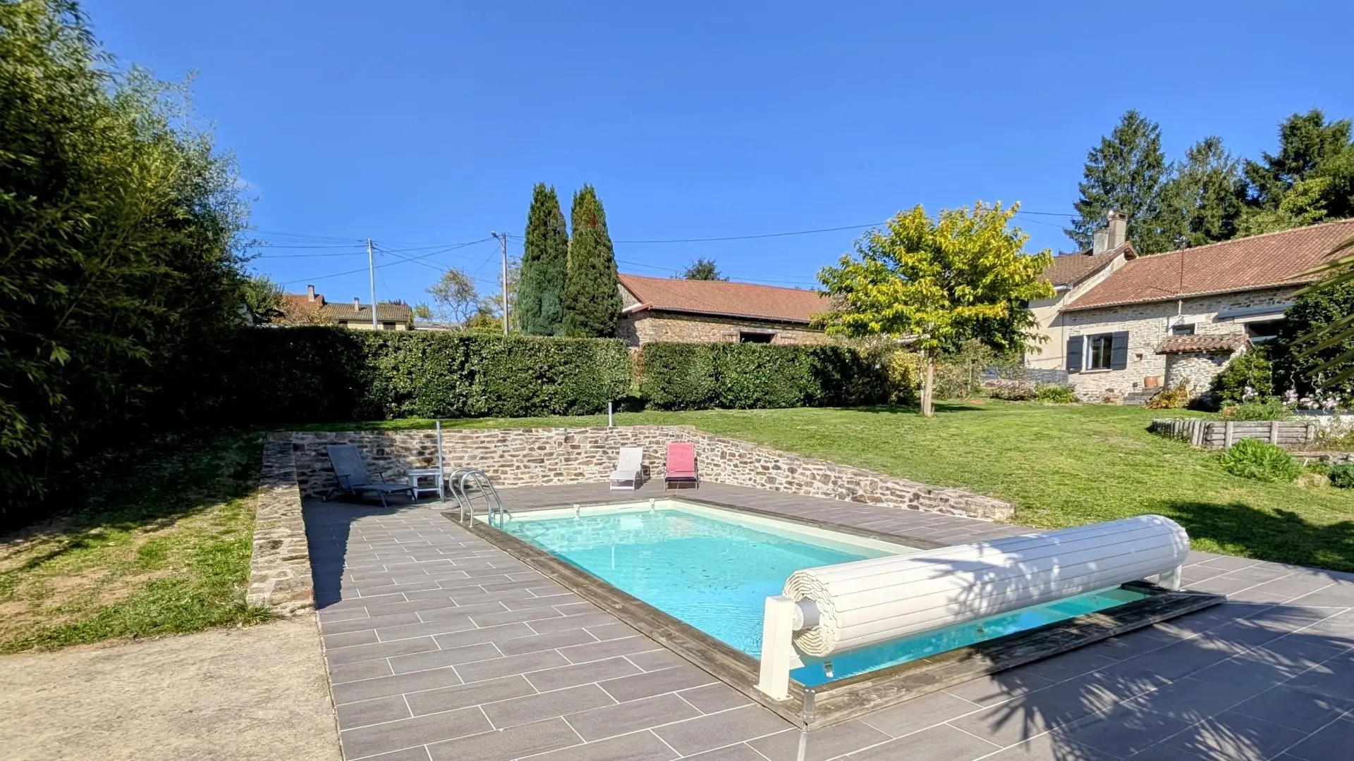 Gite de Belle Vue sur la commune de Dournazac en Haute-Vienne - Nouvelle Aquitaine - la piscine et le gîte au dessus_3