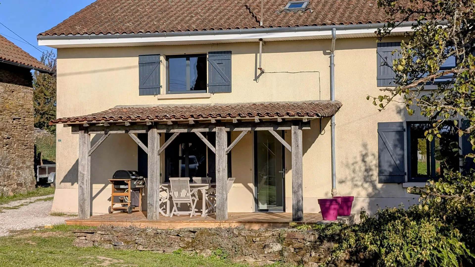 Gite de Belle Vue sur la commune de Dournazac en Haute-Vienne - Nouvelle Aquitaine - terrasse couverte côté sud ouest_5