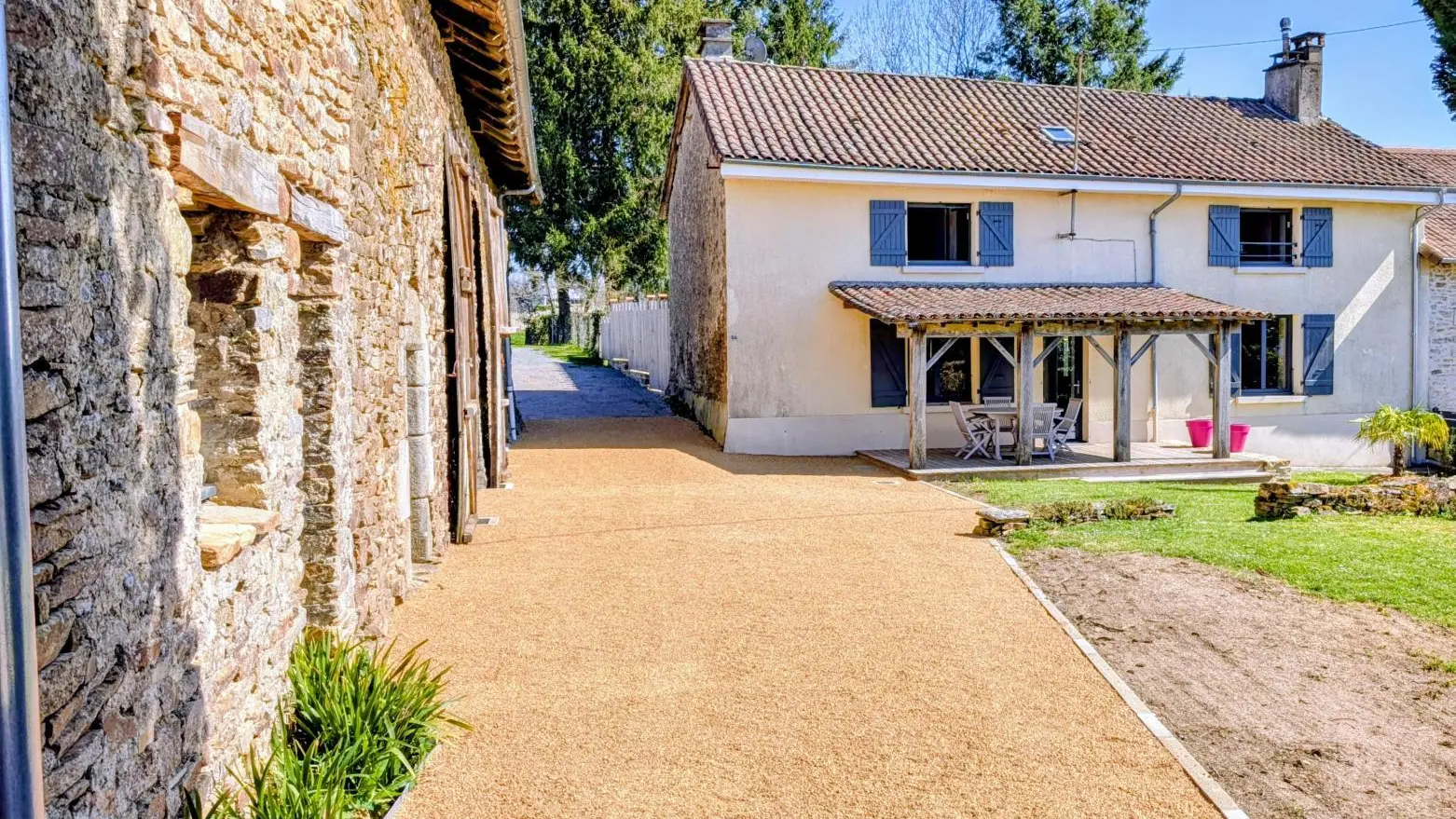 Gite de Belle Vue sur la commune de Dournazac en Haute-Vienne - Nouvelle Aquitaine - arrivée au gîte_4