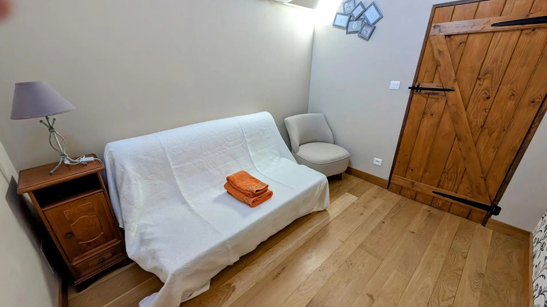 Gite de Belle Vue sur la commune de Dournazac en Haute-Vienne - Nouvelle Aquitaine - salon ou chambre d'appoint _21