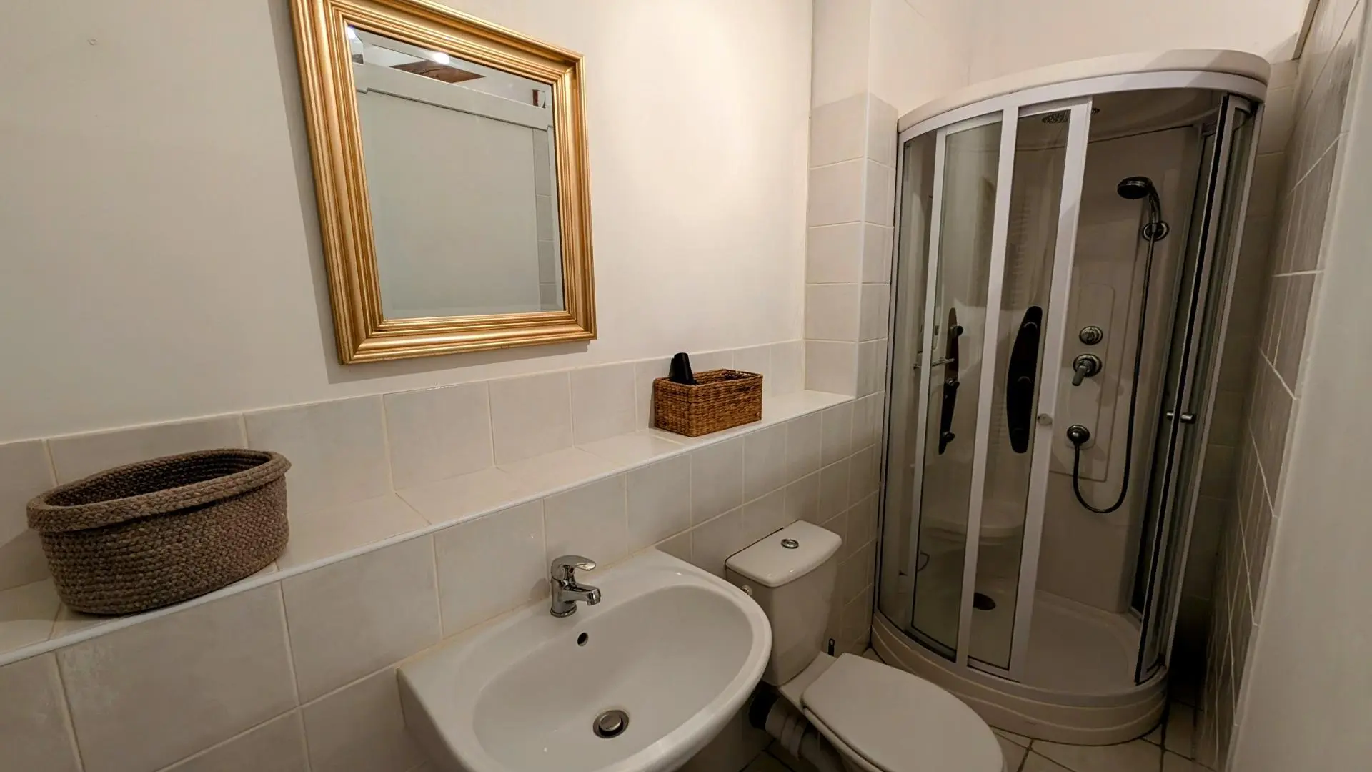 Gite de Belle Vue sur la commune de Dournazac en Haute-Vienne - Nouvelle Aquitaine - salle d'eau privée chambre 2_17