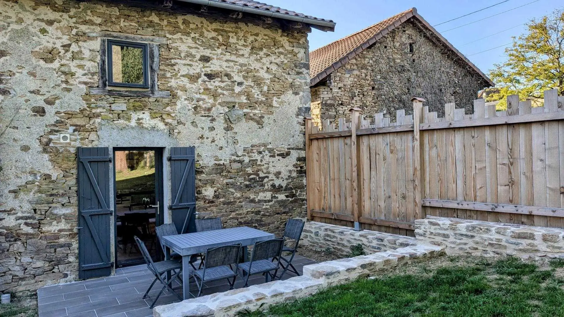 Gite de Belle Vue sur la commune de Dournazac en Haute-Vienne - Nouvelle Aquitaine - terrasse côté Est_22